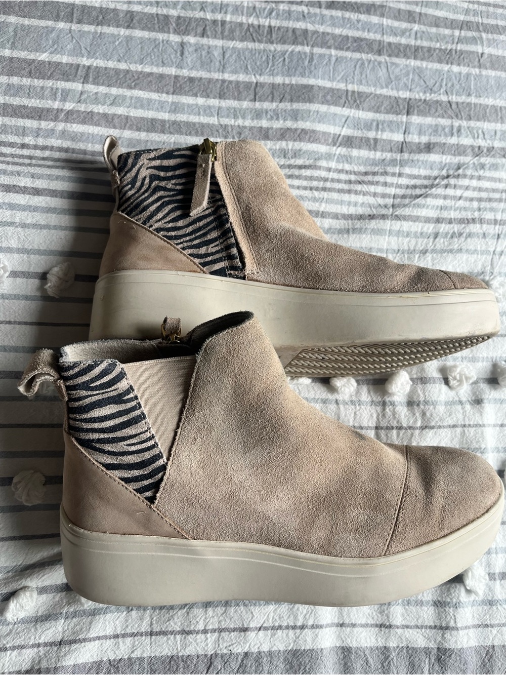 TOMS Women's Jamie Wedge Sneaker Bootie Size 8